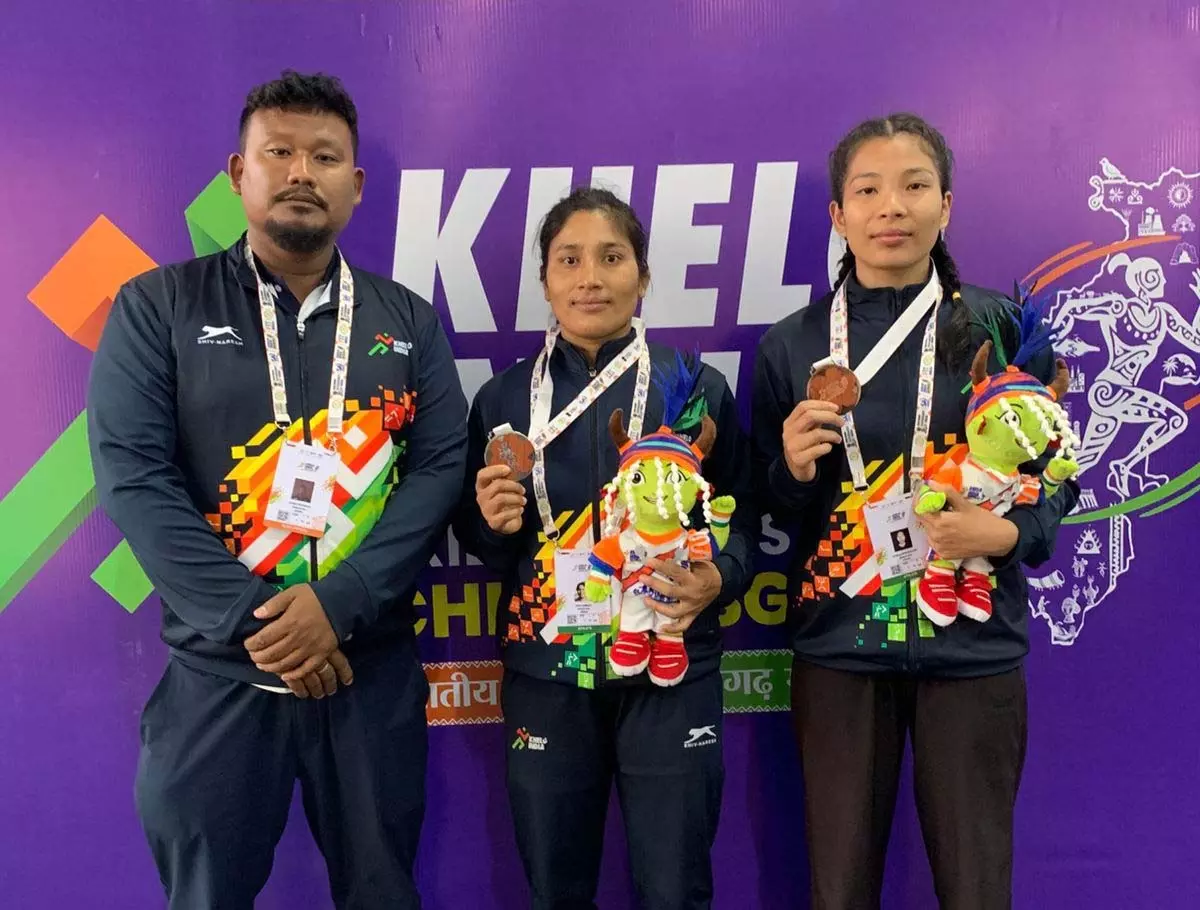 कुश्ती सीखने के लिए स्विमिंग पूल में जॉब करने वाली युवती की मेहनत लाई रंग, खेलो इंडिया ट्राइबल गेम्स में जीता रजत कुश्ती सीखने के लिए स्विमिंग पूल में जॉब करने वाली युवती की मेहनत लाई रंग, खेलो इंडिया ट्राइबल गेम्स में जीता रजत