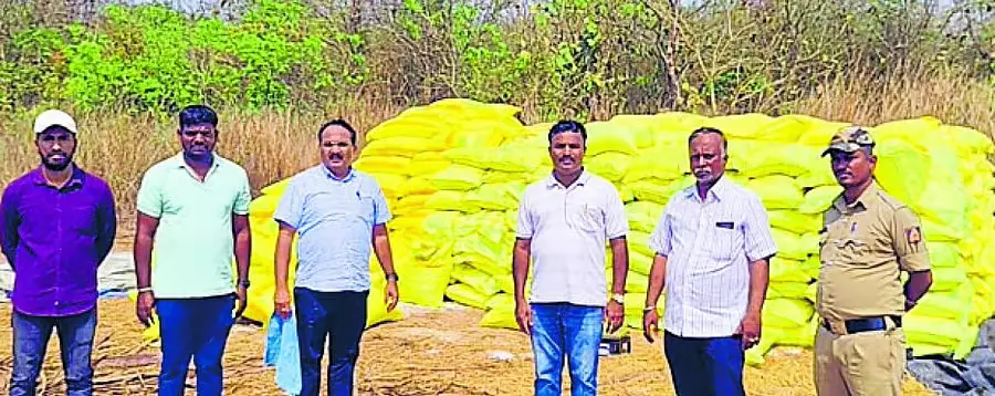 Karnataka : अनधिकृत यूरिया स्टॉक जब्त किया Karnataka : अनधिकृत यूरिया स्टॉक जब्त किया