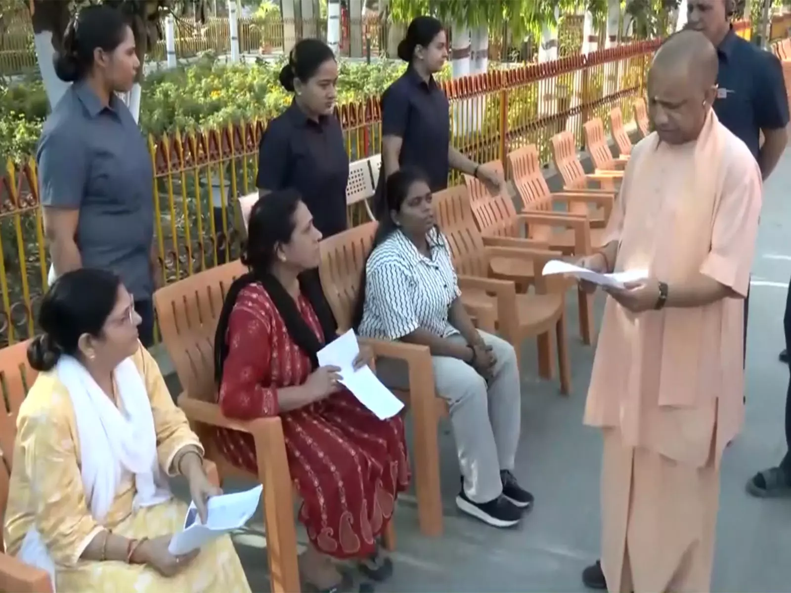 CM ने गोरखनाथ मंदिर परिसर में जनता दर्शन किया, जनता की शिकायतों का किया निवारण CM ने गोरखनाथ मंदिर परिसर में जनता दर्शन किया, जनता की शिकायतों का किया निवारण