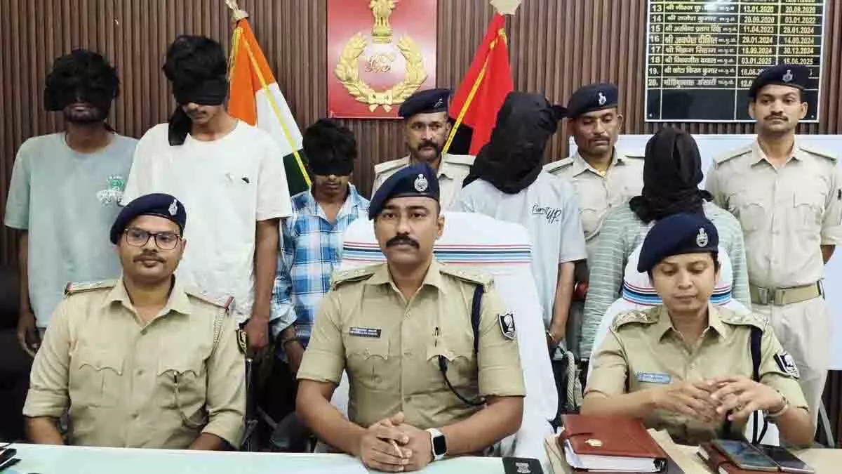 पुलिस ने सोना लूटकर गलाने वाले गिरोह का किया पर्दाफाश, 5 गिरफ्तार पुलिस ने सोना लूटकर गलाने वाले गिरोह का किया पर्दाफाश, 5 गिरफ्तार