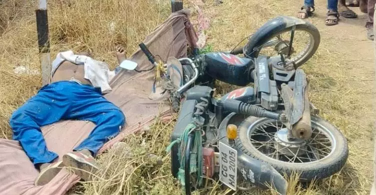 साइन बोर्ड में जा टकराई बाइक, युवक की मौत साइन बोर्ड में जा टकराई बाइक, युवक की मौत