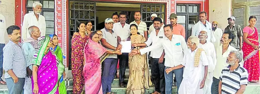 Karnataka ; खेत तक पहुंचने के लिए सड़क बनाने की मांग Karnataka ; खेत तक पहुंचने के लिए सड़क बनाने की मांग