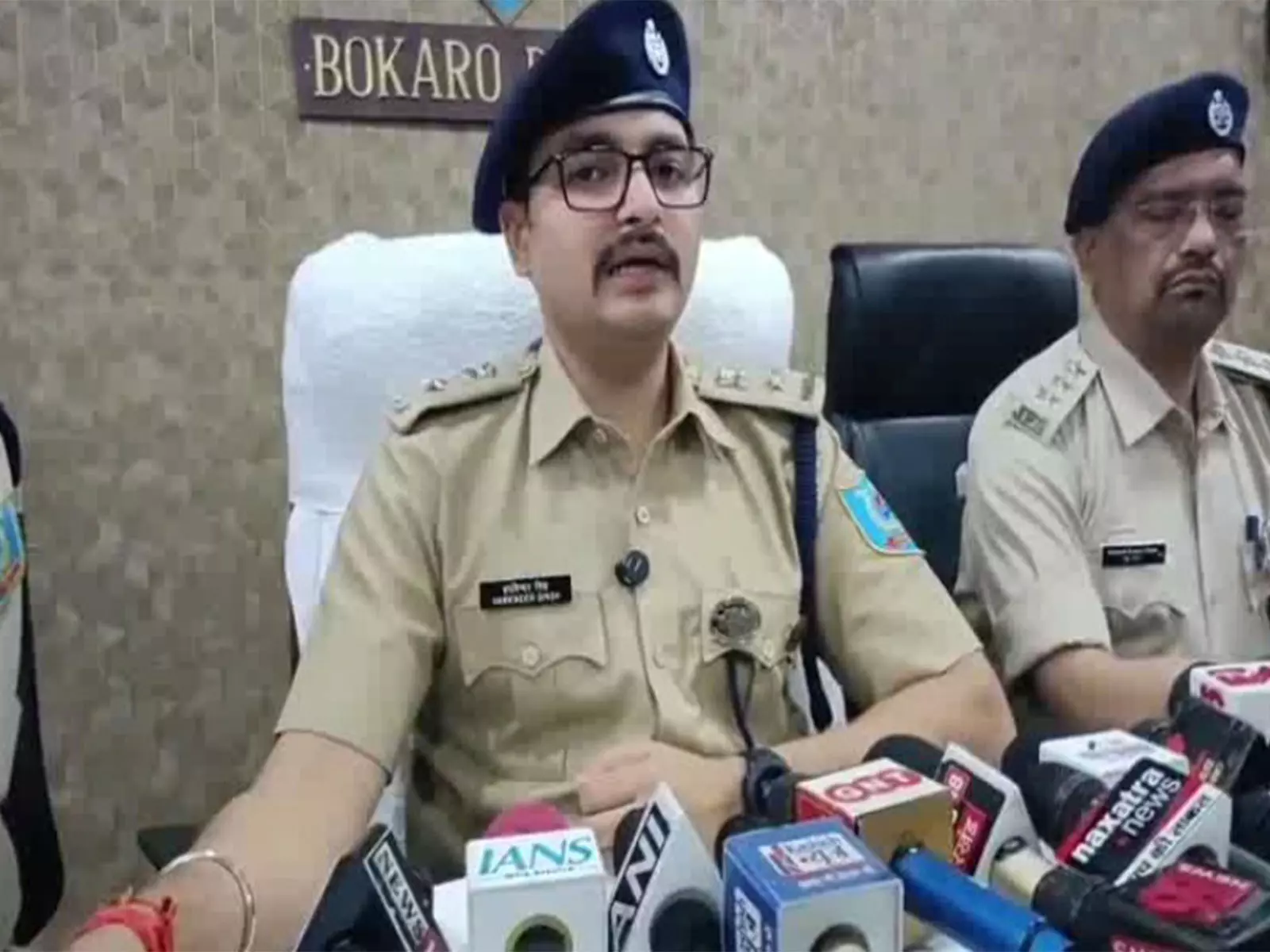 Jharkhand: बोकारो पुलिस की प्रिंस खान के गिरोह के खिलाफ कार्रवाई, 7 गिरफ्तार, 1 घायल Jharkhand: बोकारो पुलिस की प्रिंस खान के गिरोह के खिलाफ कार्रवाई, 7 गिरफ्तार, 1 घायल