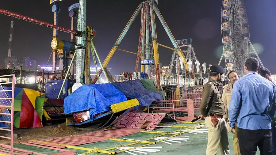 UP : एक मेले में झूला गिरने से 40 लोग घायल UP : एक मेले में झूला गिरने से 40 लोग घायल
