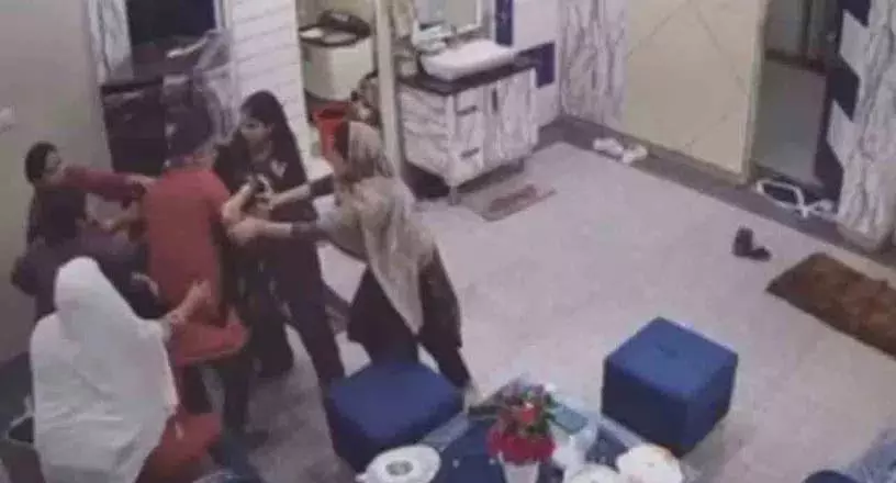 महिला कॉर्नर और डॉक्टर के घर में घुसपैठिए को पीटा महिला कॉर्नर और डॉक्टर के घर में घुसपैठिए को पीटा