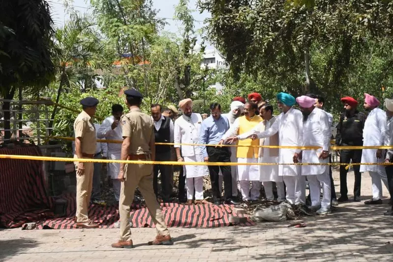 Punjab BJP के कार्यकारी अध्यक्ष ने चंडीगढ़ में पार्टी कार्यालय के बाहर विस्फोट स्थल का दौरा किया Punjab BJP के कार्यकारी अध्यक्ष ने चंडीगढ़ में पार्टी कार्यालय के बाहर विस्फोट स्थल का दौरा किया