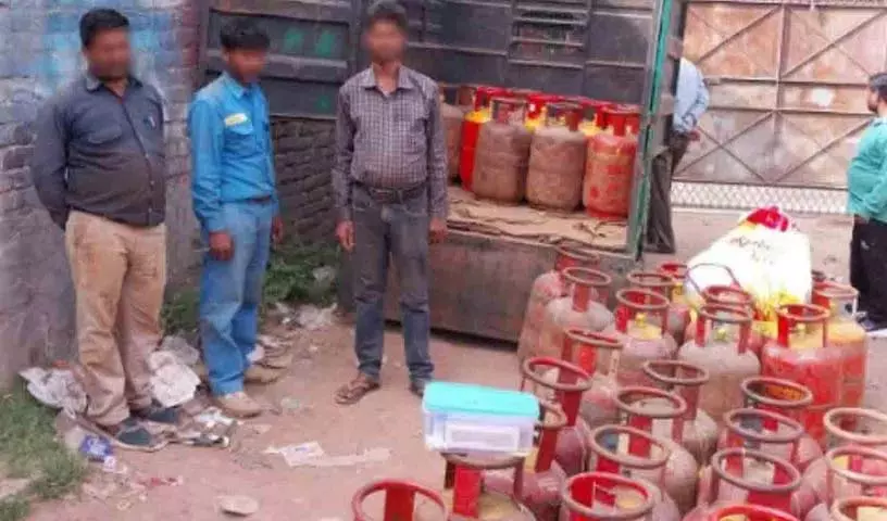 LPG Racket का भंडाफोड़: पुलिस ने 45 सिलेंडर जब्त किए, तीन को गिरफ्तार किया LPG Racket का भंडाफोड़: पुलिस ने 45 सिलेंडर जब्त किए, तीन को गिरफ्तार किया