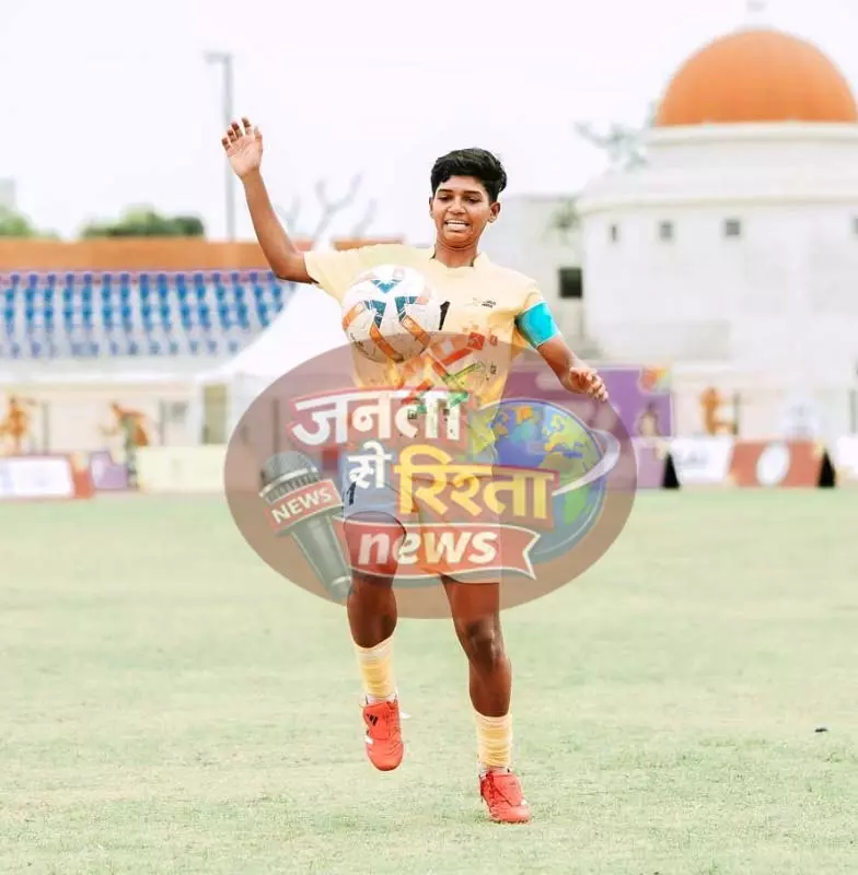 जनजातीय जड़ों से अंतर्राष्ट्रीय फलक तक: छत्तीसगढ़ की स्टार फुटबॉलर किरण पिस्दा के संघर्ष की कहानी जनजातीय जड़ों से अंतर्राष्ट्रीय फलक तक: छत्तीसगढ़ की स्टार फुटबॉलर किरण पिस्दा के संघर्ष की कहानी