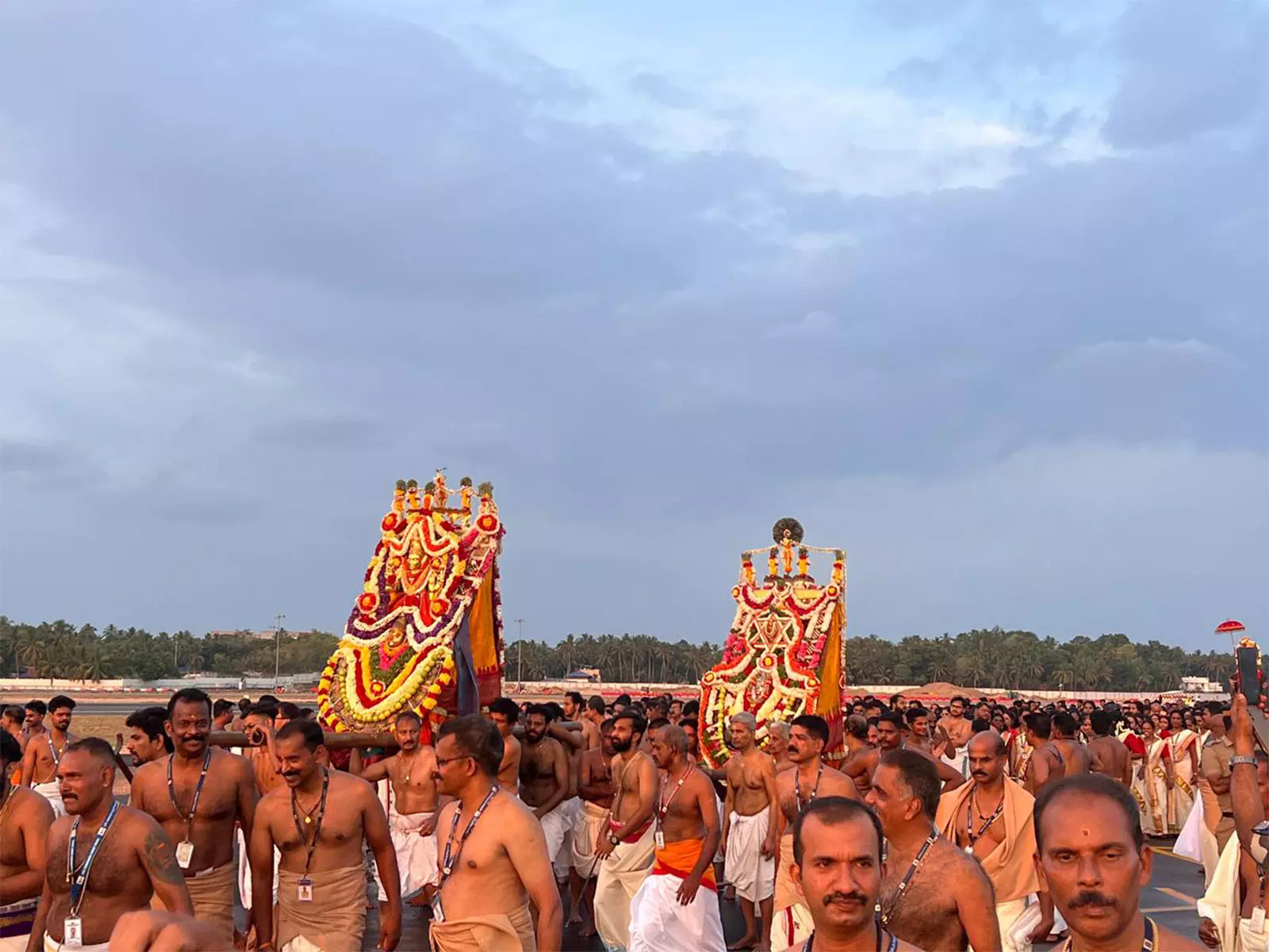 तिरुवनंतपुरम हवाई अड्डे पर आस्था का मार्ग के कारण विमान परिचालन रोक तिरुवनंतपुरम हवाई अड्डे पर आस्था का मार्ग के कारण विमान परिचालन रोक
