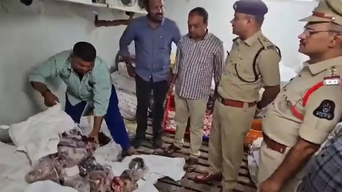 Hyderabad में बड़ा एक्शन: दरगाह के पास दुकान से 12 टन सड़ा मांस ज़ब्त, आरोपी मालिक फ़रार Hyderabad में बड़ा एक्शन: दरगाह के पास दुकान से 12 टन सड़ा मांस ज़ब्त, आरोपी मालिक फ़रार