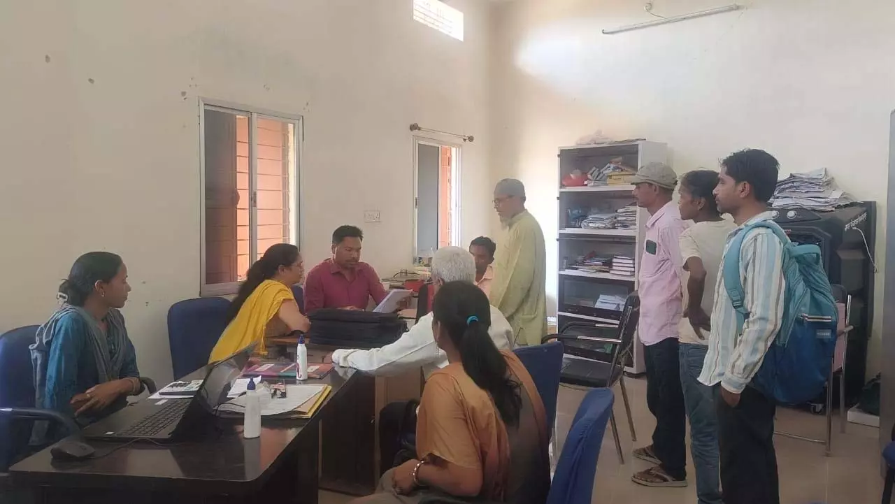 राजस्व पखवाड़ा शिविर में मौके पर समस्याओं का समाधान, ग्रामीणों को मिली राहत राजस्व पखवाड़ा शिविर में मौके पर समस्याओं का समाधान, ग्रामीणों को मिली राहत