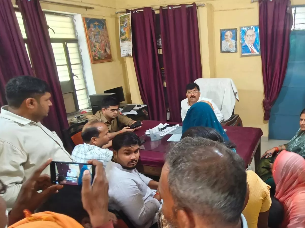 Fatehpur: लाइनमैन की मौत के बाद प्रदर्शन, प्रशासन ने दिया संतोषजनक जवाब Fatehpur: लाइनमैन की मौत के बाद प्रदर्शन, प्रशासन ने दिया संतोषजनक जवाब