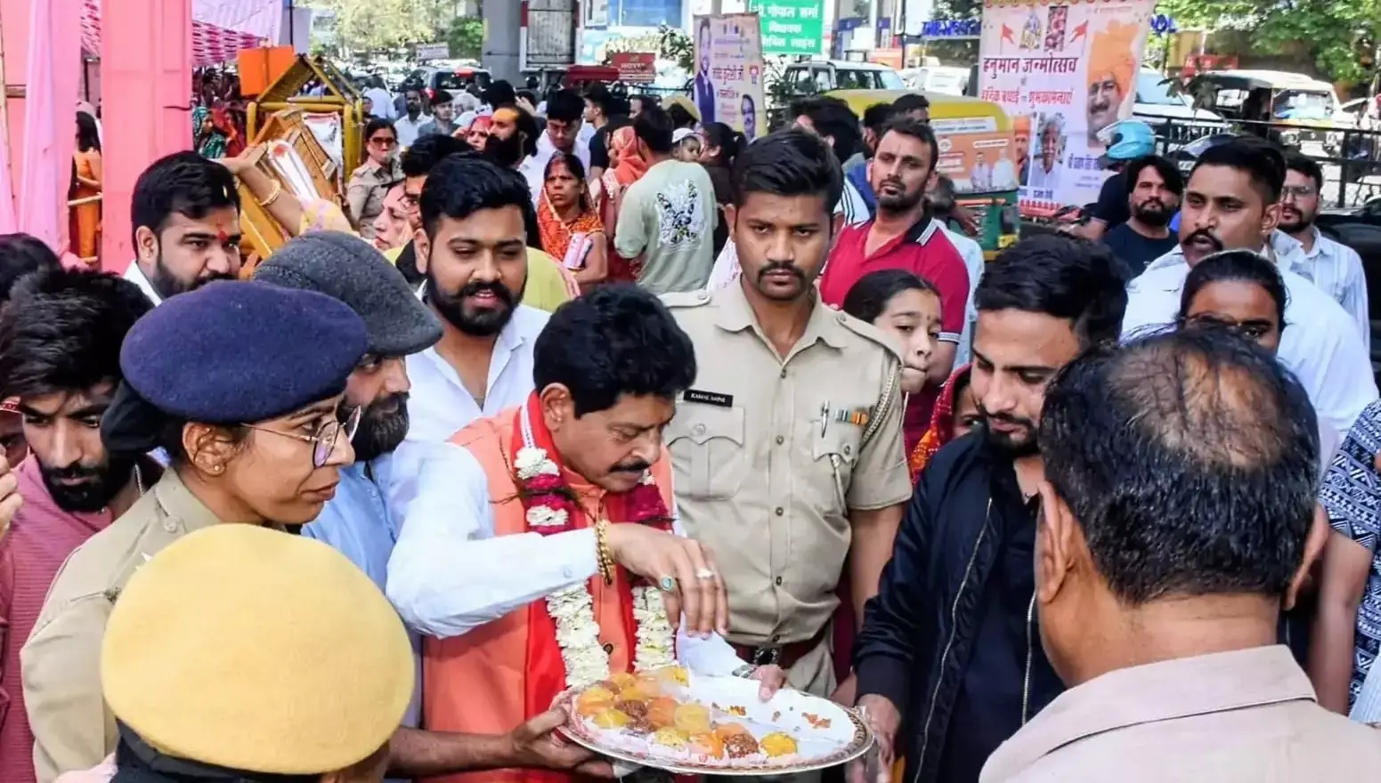 Jaipur: जयपुर में हनुमान जन्मोत्सव पर मंदिरों में भक्तों का सैलाब Jaipur: जयपुर में हनुमान जन्मोत्सव पर मंदिरों में भक्तों का सैलाब