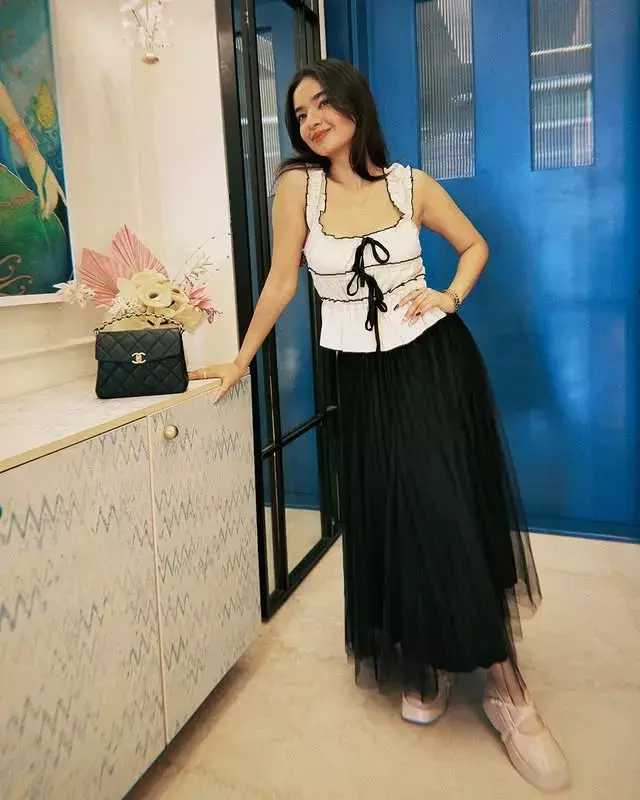व्हाइट कलर के आउटफिट में अनुष्का सेन ने शेयर किया क्लासी लुक