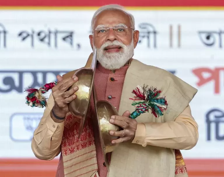 Assam में सियासी हमला, मोदी ने कांग्रेस पर घुसपैठियों के समर्थन का लगाया आरोप Assam में सियासी हमला, मोदी ने कांग्रेस पर घुसपैठियों के समर्थन का लगाया आरोप