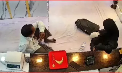 बुर्का पहने महिला ने ज्वेलर्स से आभूषण लूटे...LIVE वीडियो बुर्का पहने महिला ने ज्वेलर्स से आभूषण लूटे...LIVE वीडियो