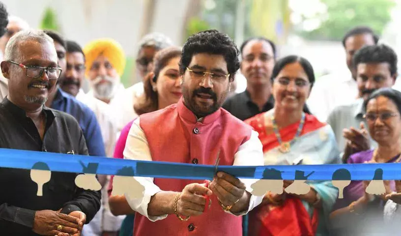 Nizamabad में स्टूडेंट डेवलपमेंट को बढ़ावा देने के लिए अल्ट्रा मॉडर्न स्पोर्ट्स कॉम्प्लेक्स का किया उद्घाटन Nizamabad में स्टूडेंट डेवलपमेंट को बढ़ावा देने के लिए अल्ट्रा मॉडर्न स्पोर्ट्स कॉम्प्लेक्स का किया उद्घाटन