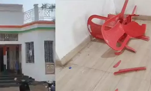 पार्टी दफ्तर में कांग्रेस नेताओं के बीच मारपीट, कुर्सियां तोड़ी गई पार्टी दफ्तर में कांग्रेस नेताओं के बीच मारपीट, कुर्सियां तोड़ी गई