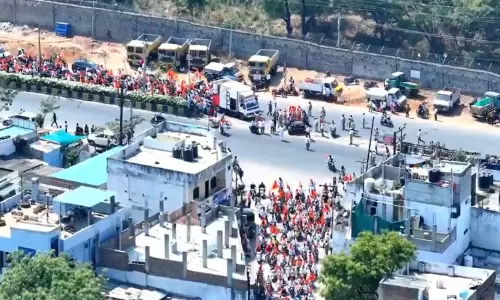 Hyderabad: हनुमान जयंती के लिए हैदराबाद भगवा रंग में रंगा, बड़े बैनर का कड़वा स्वाद