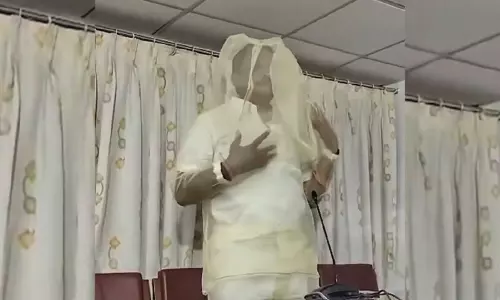 BRS MLA ने बिगड़ते नगर निगम संकट पर किया प्रदर्शन, मच्छरदानी के जरिए जताया विरोध