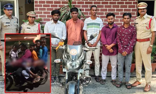 Dangerous bike स्टंट मामला: रैपिडो ड्राइवर समेत 5 गिरफ्तार, हैदराबाद में सुरक्षा बढ़ाई Dangerous bike स्टंट मामला: रैपिडो ड्राइवर समेत 5 गिरफ्तार, हैदराबाद में सुरक्षा बढ़ाई