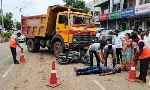 Mumbai : माहिम में डंपर की तेज़ रफ़्तार से युवक की मौत, ड्राइवर के खिलाफ केस दर्ज Mumbai : माहिम में डंपर की तेज़ रफ़्तार से युवक की मौत, ड्राइवर के खिलाफ केस दर्ज