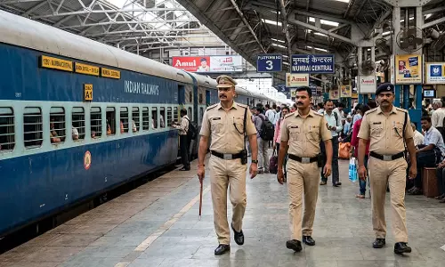 Mumbai : ज्वेलरी व्यापारी लूट मामले में 3 GRP कर्मी हुए बर्खास्त Mumbai : ज्वेलरी व्यापारी लूट मामले में 3 GRP कर्मी हुए बर्खास्त
