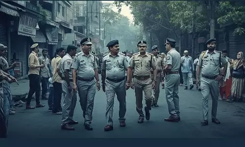 Thane : डोंबिवली में हथियार और नकली नोटों का जखीरा बरामद, 55 वर्षीय गिरफ्तार Thane : डोंबिवली में हथियार और नकली नोटों का जखीरा बरामद, 55 वर्षीय गिरफ्तार