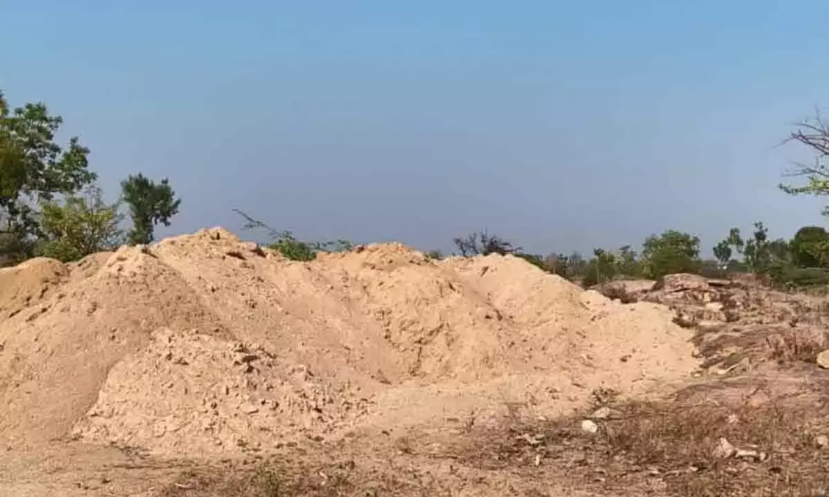 Telangana: अधिकारियों ने कोइलकोंडा में 100 ट्रक अवैध रेत जब्त की Telangana: अधिकारियों ने कोइलकोंडा में 100 ट्रक अवैध रेत जब्त की