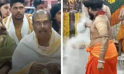 MP : महाकालेश्वर मंदिर में केंद्रीय मंत्री और क्रिकेटर ने भस्म आरती की MP : महाकालेश्वर मंदिर में केंद्रीय मंत्री और क्रिकेटर ने भस्म आरती की