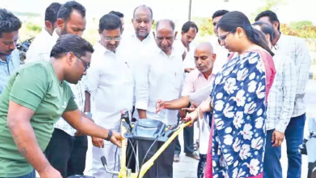 Telangana: आधुनिक मशीनरी से खेती का काम आसान