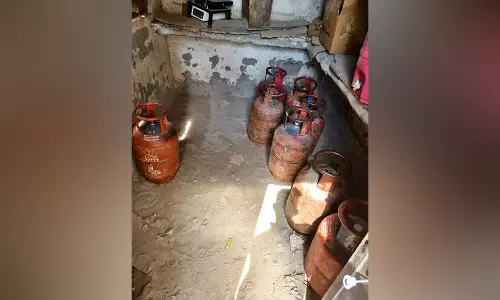 पुलिस ने LPG सिलेंडर की जमाखोरी-कालाबाजारी के रैकेट का किया भंडाफोड़ पुलिस ने LPG सिलेंडर की जमाखोरी-कालाबाजारी के रैकेट का किया भंडाफोड़