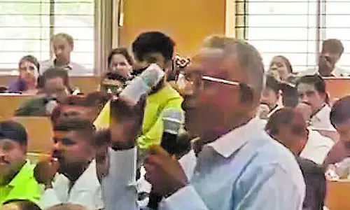 Karnataka : किसान ने जमीन विवाद में मंत्री के सामने ज़हर दिखाकर आत्महत्या की धमकी दी Karnataka : किसान ने जमीन विवाद में मंत्री के सामने ज़हर दिखाकर आत्महत्या की धमकी दी