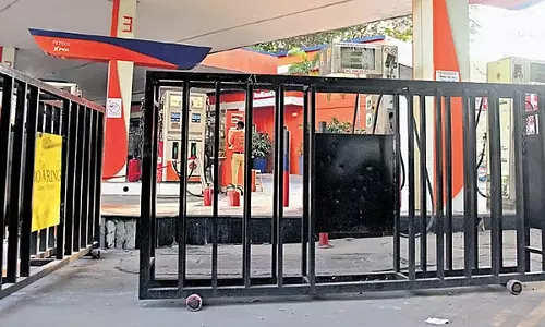 LPG संकट: बैंगलोर ऑटो ड्राइवर सड़क पर परेशान