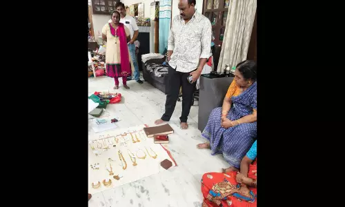 ACB ने Telangana में SRO ऑफिस में अनियमितताओं और बिना हिसाब-किताब वाली नकदी को लेकर छापा मारा ACB ने Telangana में SRO ऑफिस में अनियमितताओं और बिना हिसाब-किताब वाली नकदी को लेकर छापा मारा