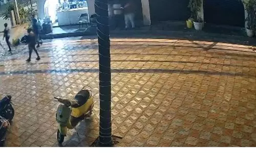 Video: हैदराबाद में ठंडे पानी की बोतल को लेकर रेस्टोरेंट में एक आदमी की पिटाई Video: हैदराबाद में ठंडे पानी की बोतल को लेकर रेस्टोरेंट में एक आदमी की पिटाई