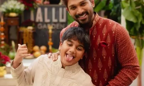 बेटे को गले लगाकर मुस्कुराते नजर आए अल्लू अर्जुन, इंस्टाग्राम पर शेयर की क्यूट तस्वीर बेटे को गले लगाकर मुस्कुराते नजर आए अल्लू अर्जुन, इंस्टाग्राम पर शेयर की क्यूट तस्वीर
