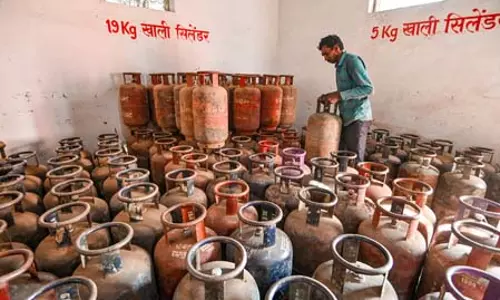 एचपीसीएल का सख्त एक्शन: सरकार की सख्ती के बीच एलपीजी से संबंधित अनियमितताओं के चलते 10 डिस्ट्रीब्यूटर को किया सस्पेंड एचपीसीएल का सख्त एक्शन: सरकार की सख्ती के बीच एलपीजी से संबंधित अनियमितताओं के चलते 10 डिस्ट्रीब्यूटर को किया सस्पेंड