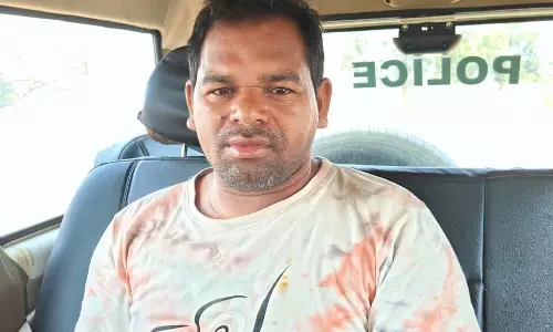 नदी किनारे अवैध शराब भट्ठी पर दबिश, युवक गिरफ्तार नदी किनारे अवैध शराब भट्ठी पर दबिश, युवक गिरफ्तार