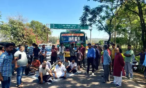 Himachal में एंट्री टैक्स बढ़ाने के विरोध में पंजाब में प्रदर्शन, एक घंटे तक ट्रैफिक जाम Himachal में एंट्री टैक्स बढ़ाने के विरोध में पंजाब में प्रदर्शन, एक घंटे तक ट्रैफिक जाम