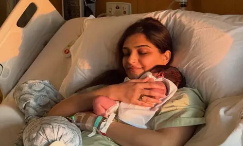 Sonam Kapoor ने अस्पताल से नवजात बेटे के साथ अपनी पहली फोटो शेयर की Sonam Kapoor ने अस्पताल से नवजात बेटे के साथ अपनी पहली फोटो शेयर की