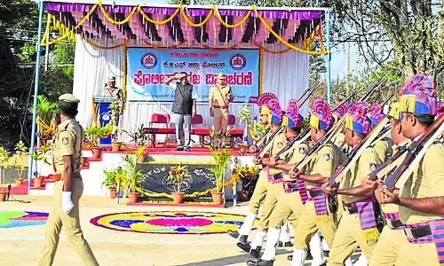 Karnataka : पुलिस झंडों की बिक्री से ₹21 लाख एकत्र हुए Karnataka : पुलिस झंडों की बिक्री से ₹21 लाख एकत्र हुए