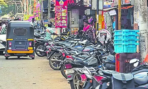 मुंडागोड़ा में सड़क किनारे पार्किंग की जगह: Traffic की समस्या मुंडागोड़ा में सड़क किनारे पार्किंग की जगह: Traffic की समस्या