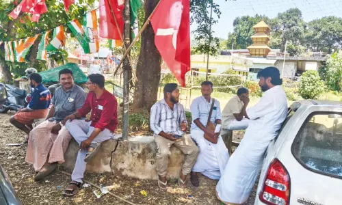 Kerala: छायादार पेड़ के नीचे वोटिंग की जानकारी
