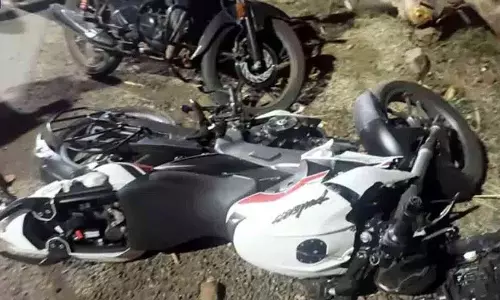 Anakapalle district में ट्रेवल्स बस ने बाइक को टक्कर मारी, तीन पेंटरों की मौत Anakapalle district में ट्रेवल्स बस ने बाइक को टक्कर मारी, तीन पेंटरों की मौत