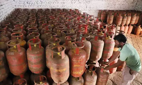 बीड़ कम्युनिटी हेल्थ सेंटर में LPG संकट, मरीजों की डेंटल सेवाएं ठप बीड़ कम्युनिटी हेल्थ सेंटर में LPG संकट, मरीजों की डेंटल सेवाएं ठप