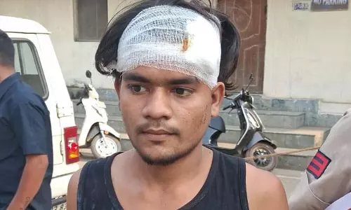 थाना प्रभारी ने युवक को बदमाश से बचाया, चाकू दिखाकर कर रहा था लूटपाट थाना प्रभारी ने युवक को बदमाश से बचाया, चाकू दिखाकर कर रहा था लूटपाट