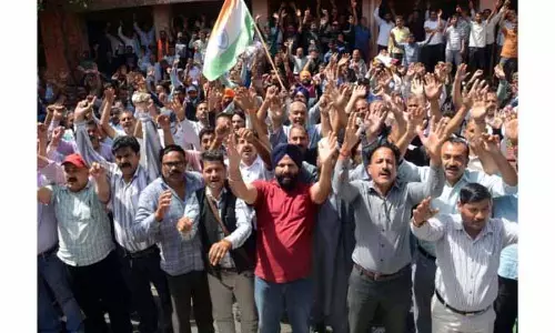 Jammu: दैनिक वेतनभोगियों ने नियमितीकरण की मांग उठाई, प्रदर्शन जारी