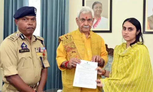 LG ने शहीद की पत्नी को नियुक्ति पत्र सौंपा LG ने शहीद की पत्नी को नियुक्ति पत्र सौंपा