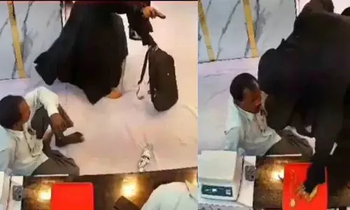 Burqa पहनी महिला ने ज्वेलरी शॉप में लूटपाट की, वीडियो वायरल Burqa पहनी महिला ने ज्वेलरी शॉप में लूटपाट की, वीडियो वायरल